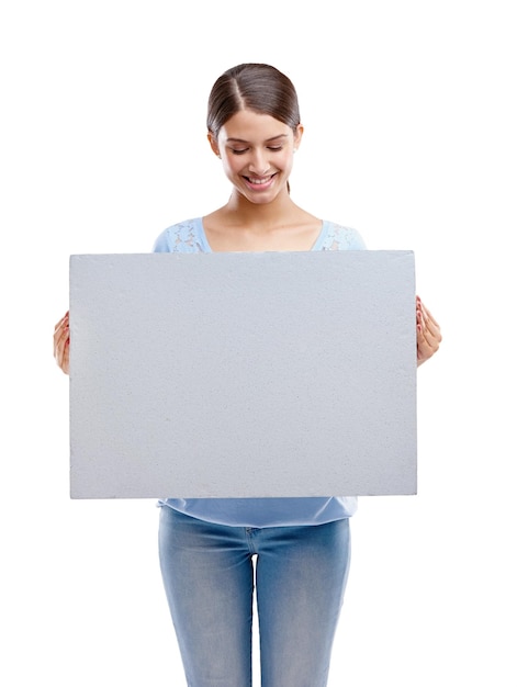 Zdjęcie kobieta plakat i uśmiech do reklamy marketingowej lub brandingu na białym tle studio szczęśliwa samotna modelka trzymająca billboard dla marki wiadomości lub reklamy na białym tle