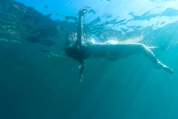 Zdjęcie kobieta pływająca pod oceanem