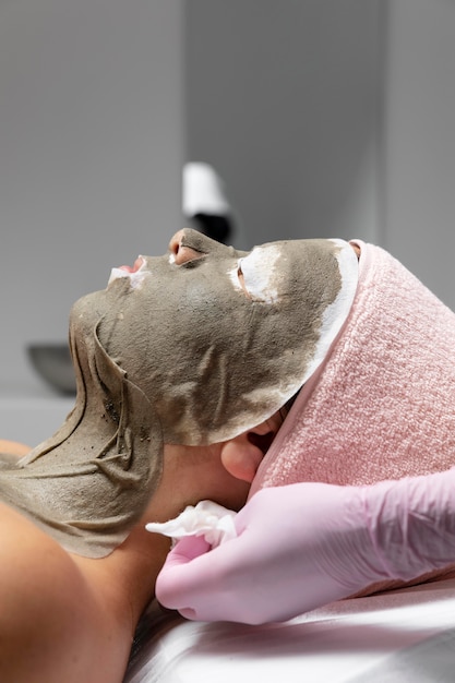 Zdjęcie kobieta po zabiegu na twarz w salonie kosmetycznym