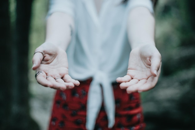 Kobieta podając ręce do kamery na naturalnej paradzie światła obrazu pomocy i koncepcji samopomocy zdrowie psychiczneTerapia i szukanie pomocy Koncepcje psychologii i psychiatrii kopiują obraz kosmiczny