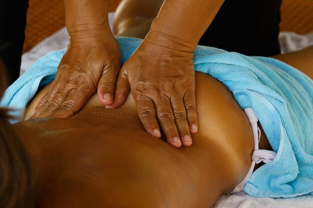 Kobieta podczas tradycyjnego masażu tajskiego