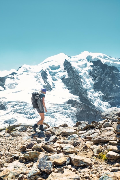 Kobieta podczas trekkingu na dużej wysokości