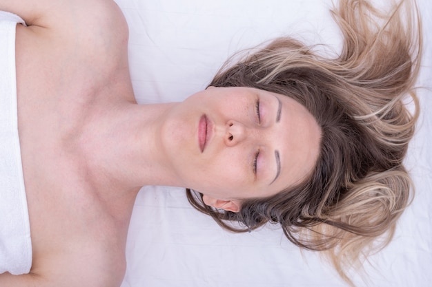 Kobieta poddawana fizjoterapii w spa
