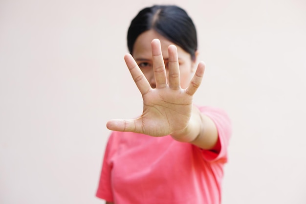 Kobieta podniosła rękę w celu odstraszenia kampanii powstrzymania przemocy wobec kobiet