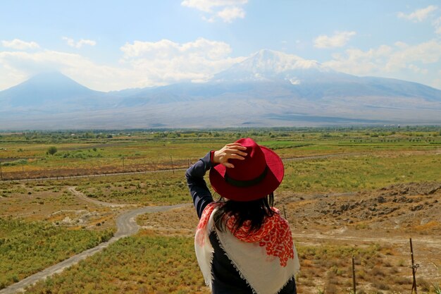 Kobieta Podróżniczka Pod Wrażeniem Mount Ararat