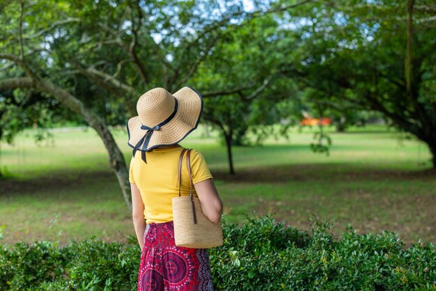 Kobieta podróżująca patrzy na park ogrodowy