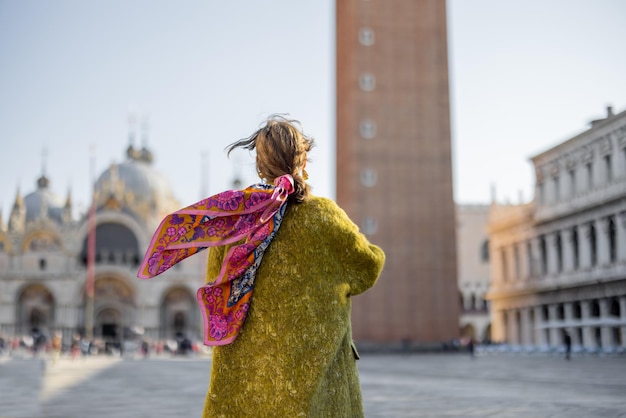 Kobieta podróżująca po słynnych zabytkach Wenecji