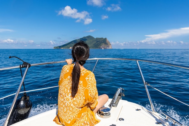 Kobieta podróżująca siedzi na łodzi i idzie na wyspę Guishan i morze mleka w Yilan na Tajwanie