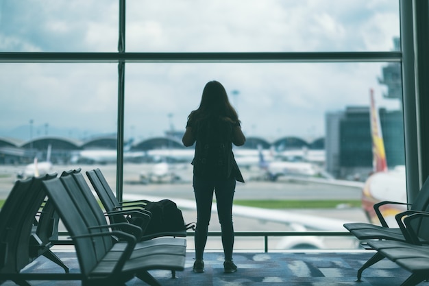 Kobieta podróżująca z plecakiem na lotnisku