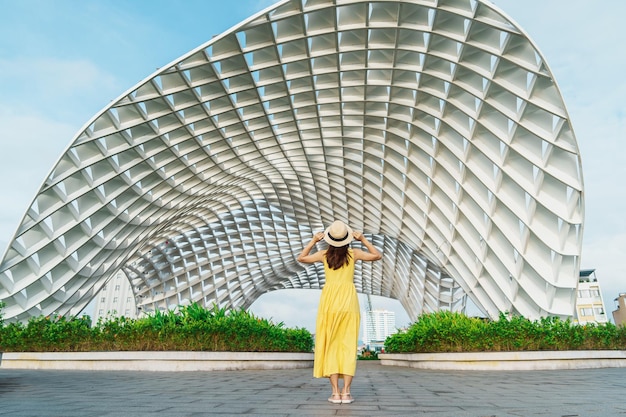 Kobieta podróżująca z żółtą sukienką odwiedzająca miasto Da Nang Zwiedzanie turystyczne budynku miasta Zabytkowa i popularna koncepcja podróży do Wietnamu i Azji Południowo-Wschodniej