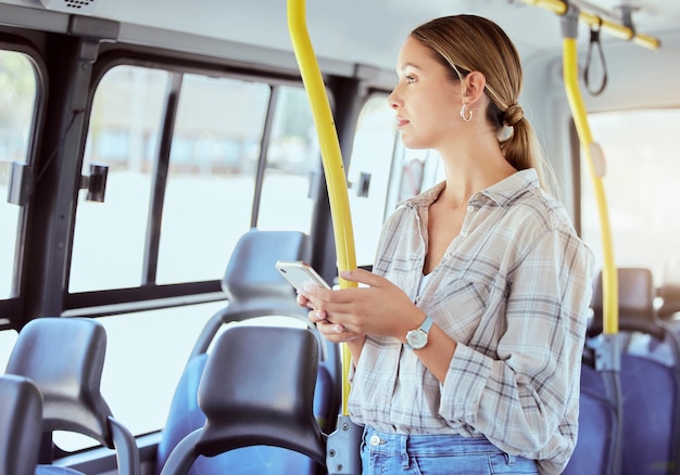Kobieta podróżuje autobusem i telefonuje w transporcie publicznym, myśląc i korzystając z mediów społecznościowych lub aplikacji internetowej w celu uzyskania informacji o podróży po mieście Kobieta pasażerka z telefonem komórkowym sieci 5g w mieście