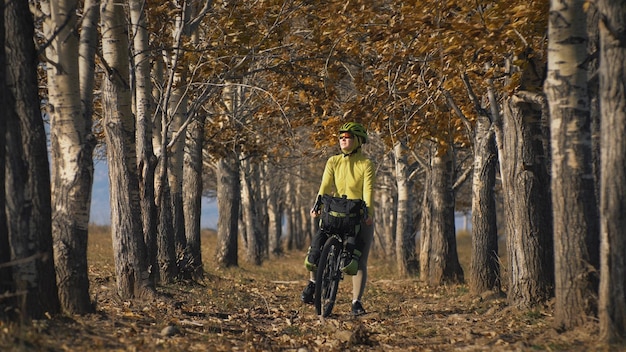 Kobieta podróżuje po mieszanym terenie rowerowe wycieczki rowerowe z bikepackingiem podróżnik podróżuje z torbami rowerowymi Turystyka sportowa bikepacking