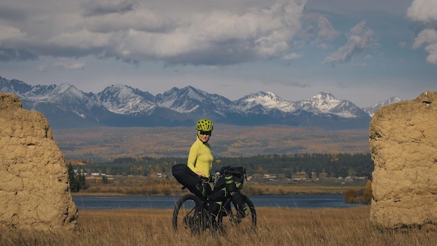 Kobieta podróżuje po mieszanym terenie rowerowym z bikepackingiem