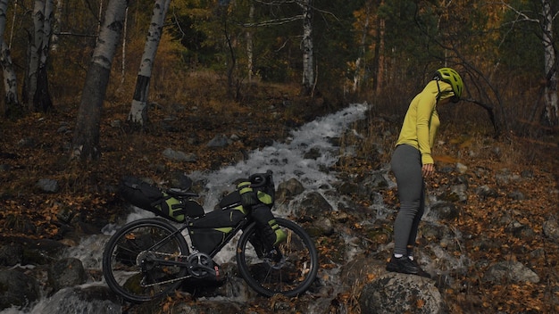 Kobieta podróżuje po mieszanym terenie rowerowym z bikepackingiem