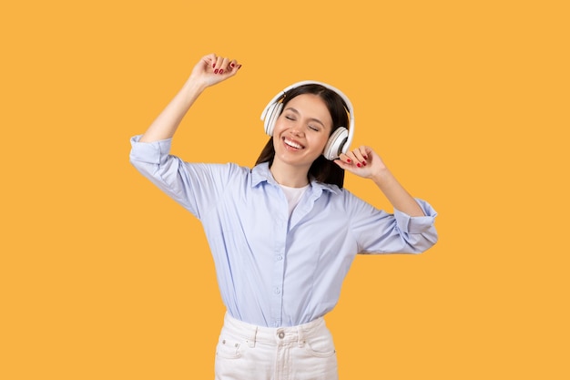 Kobieta pokazująca radość podczas słuchania muzyki