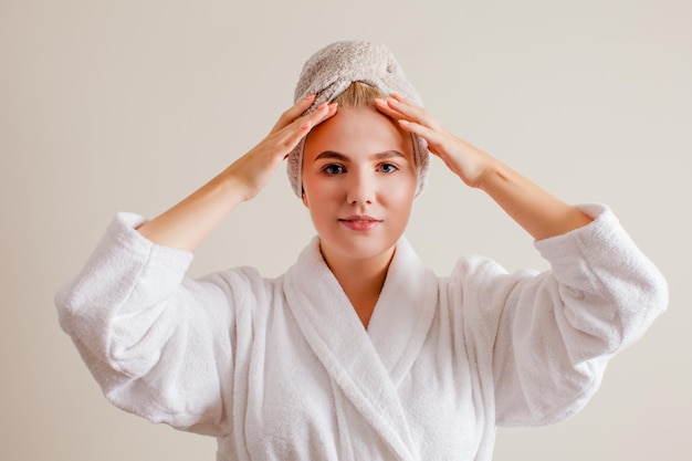 Kobieta pokazująca system ćwiczeń poprawiających skórę Koncepcja pielęgnacji skóry i odnowy biologicznej w spa Piękna młoda kobieta z czystą idealną skórą