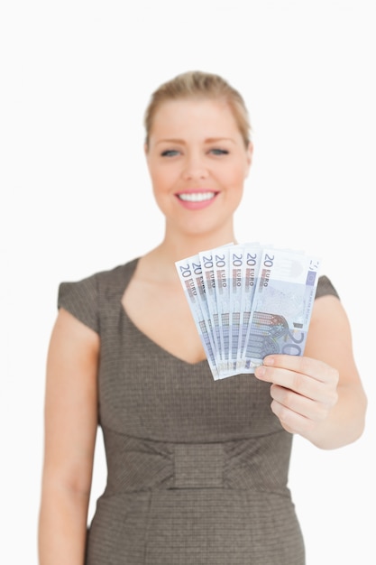 Kobieta pokazuje jej euro banknoty