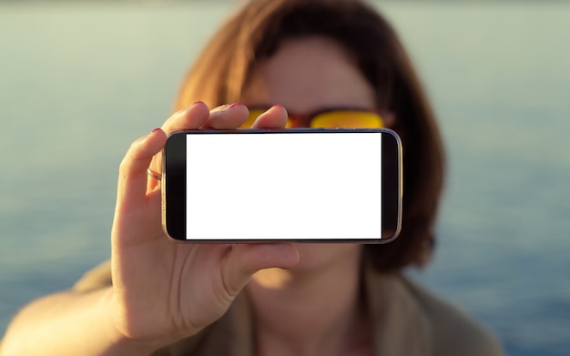 Kobieta pokazuje pustego ekran na telefonu ekranie