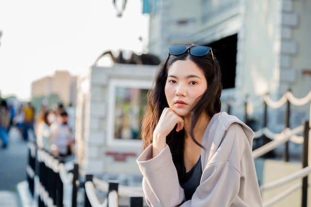 Zdjęcie kobieta portret m?odych tajskich kobiet zakupy w godzinach wieczornych, styl ?ycia na spacer kobiety w riverside zachód s?o?ca, szczery portret kobiety bangkok, tajlandia, azja.