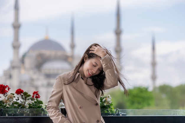 Kobieta portret relaksuje w Istanbuł blisko Hagia Sophia punktu zwrotnego sławnego islamskiego meczetu.