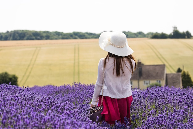 Kobieta pośród pól lawendy Cotswolds w Snowshill, Gloucestershire. lipiec 2018 r