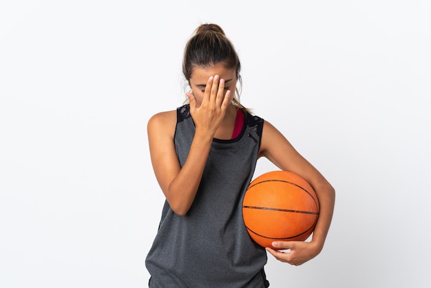 Kobieta pozuje do gry w koszykówkę