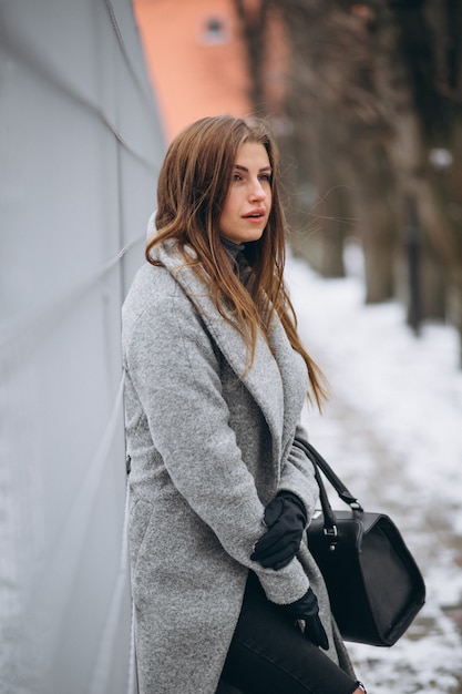 Kobieta pozuje w szarym żakiecie outside w zimie