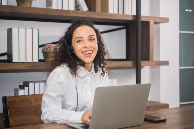 Kobieta pracująca Call center w Internecie w domu