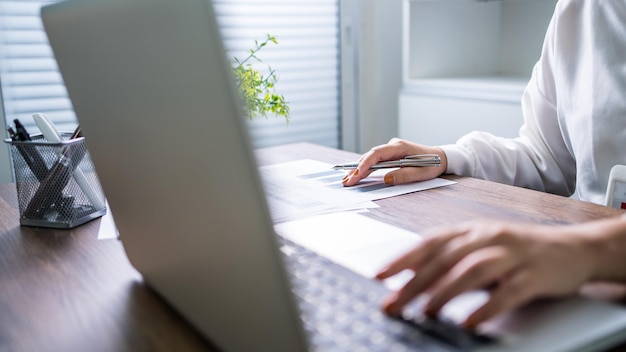 Kobieta pracująca przy użyciu komputera przenośnego Ręce wpisując na klawiaturze pisanie bloga Praca w domu jest w ręku palec maszyny do pisania