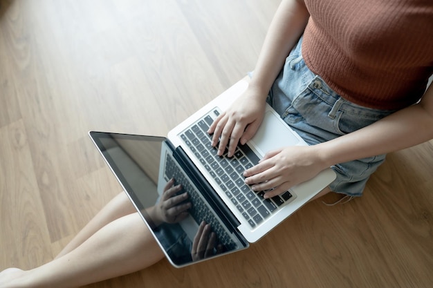 Kobieta pracująca przy użyciu komputera przenośnego z pustym ekranem Ręce wpisując na koncepcji e-commerce keyboardtechnology