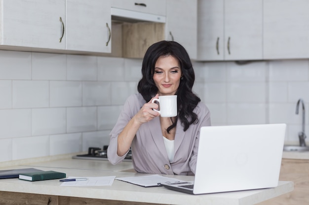 Kobieta pracująca w domu zostaje w domu praca online