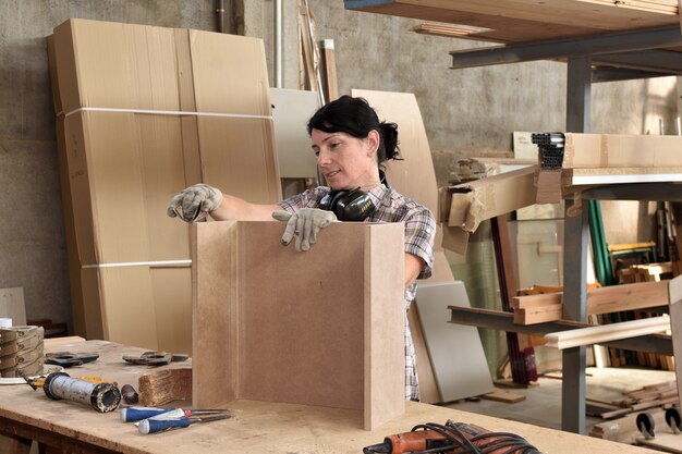 Kobieta pracująca w warsztacie stolarskim