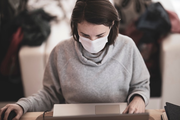 Zdjęcie kobieta pracująca ze swojego domu podczas wybuchu koronawirusa