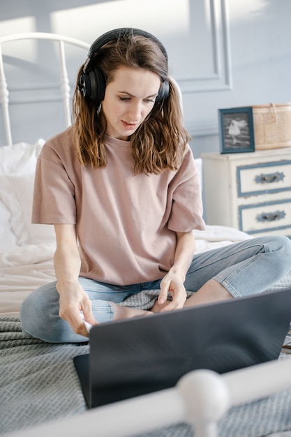 Kobieta Pracuje Na Laptopie Zdalnie Z Domu