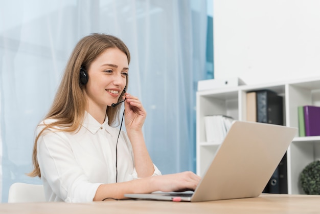 Zdjęcie kobieta pracuje w centrum telefonicznym