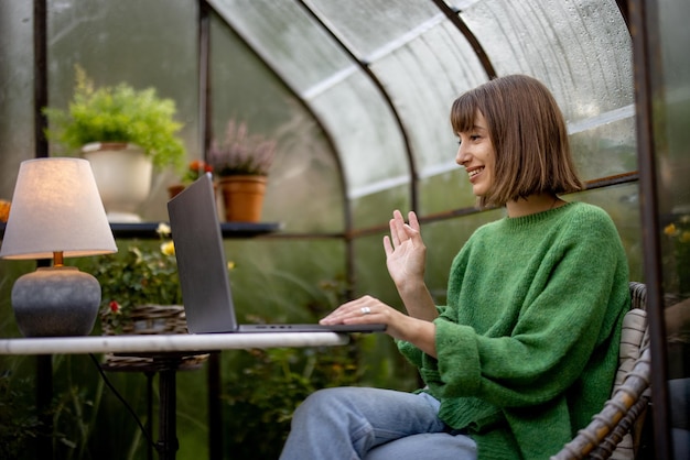 Kobieta Pracuje Zdalnie Na Laptopie W Ogrodzie