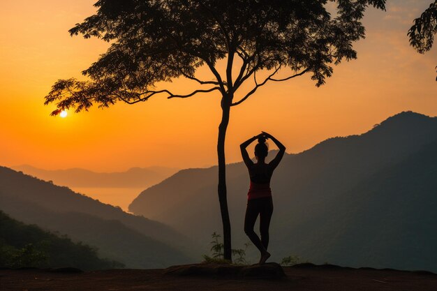Kobieta praktykująca jogę z wspaniałym widokiem na góry