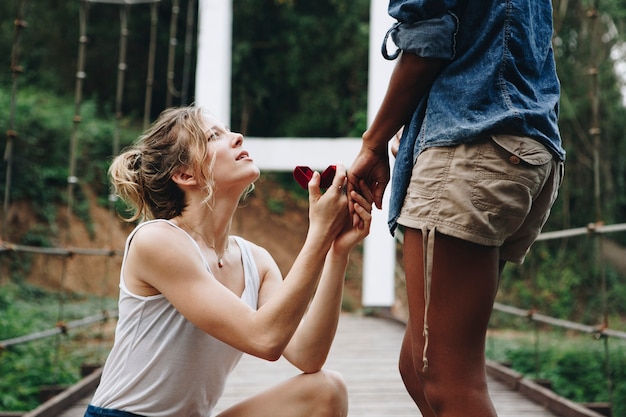 Kobieta proponuje jej szczęśliwa dziewczyna outdoors miłość i małżeństwa pojęcie