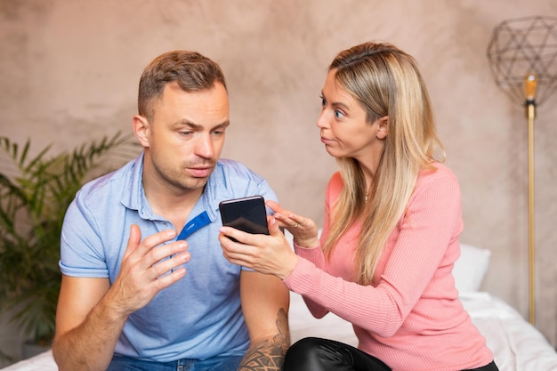 Kobieta prosi swojego mężczyznę o wyjaśnienie swoich wiadomości przez telefon