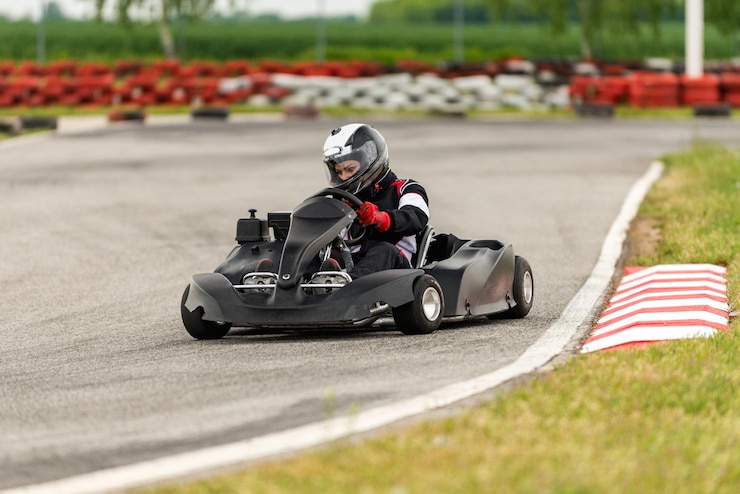 Zdjęcie kobieta prowadząca gokart