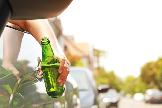 Kobieta Prowadzi Samochód I Pije Alkohol