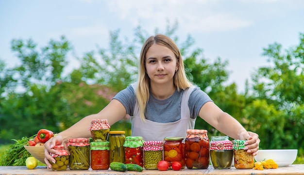 Kobieta przechowuje warzywa w słoikach Selektywne skupienie