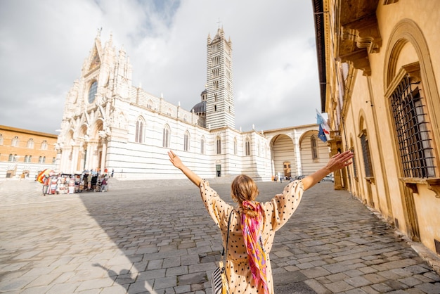 Kobieta Przed Katedrą W Sienie W Toskanii We Włoszech