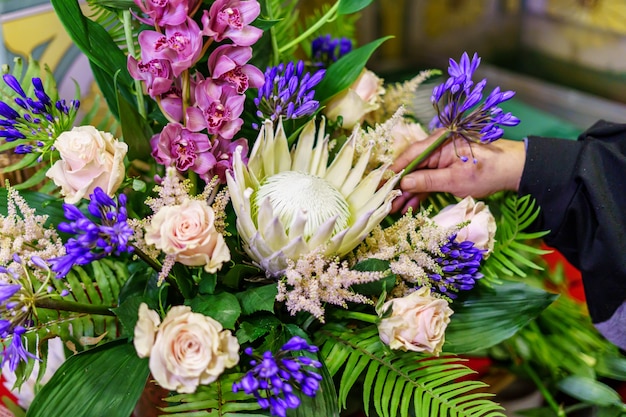 Zdjęcie kobieta przedsiębiorca pracująca w kwiaciarni