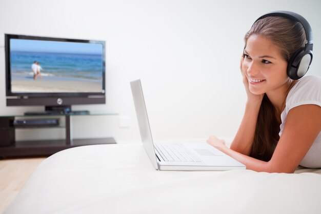 Kobieta przeglądania Internetu podczas słuchania muzyki
