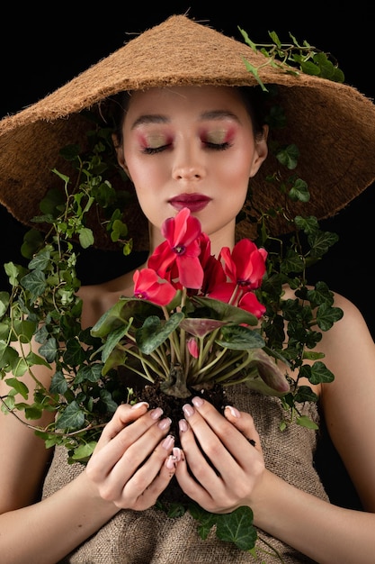 Zdjęcie kobieta przeszczepiła kwiat w ceramicznej doniczce koncepcja przeszczepu roślin domowych