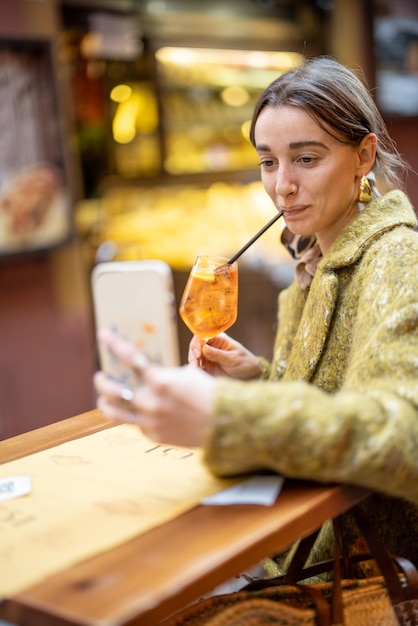 Kobieta Przy Drinku W Barze Na świeżym Powietrzu We Włoszech