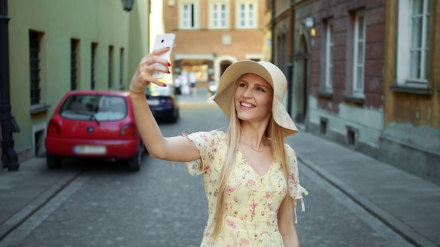 Kobieta przy selfie na ulicy