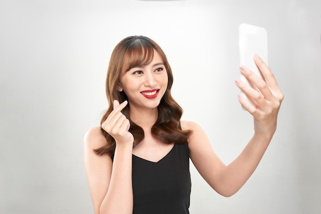 Kobieta przy selfie z sercem w stylu koreańskim