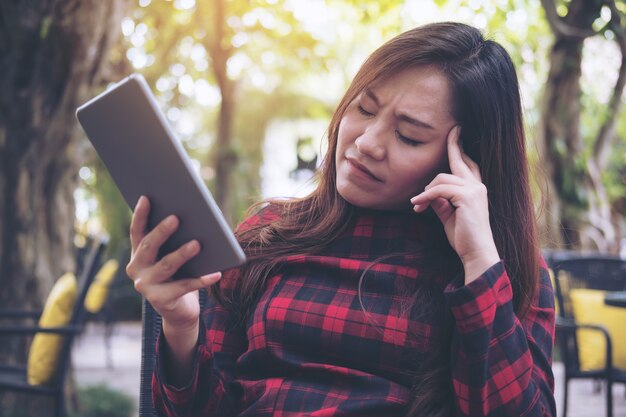 Kobieta Przy Użyciu Komputera Typu Tablet